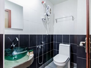 Kahden hengen standard-huone | Kylpyhuone | Suihku, pyyhkeet