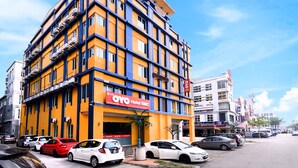 A multi-story hotel with a yellow facade, balconies, and a red sign indicating it is a hotel. - Hotel SMC Alam Avenue (Shah Alam)