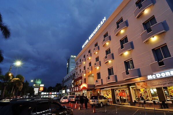 A hotel with multiple floors, balconies, and a McDonald's restaurant on the ground floor.