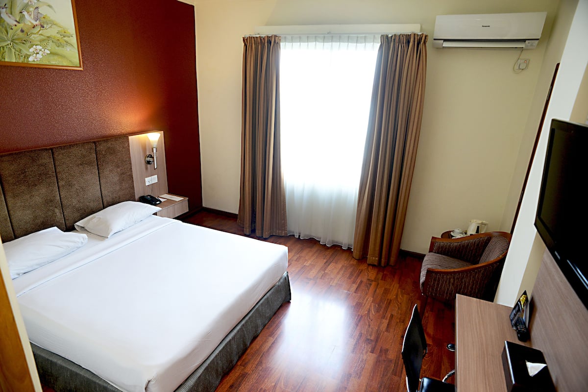 Minibar, desk, blackout curtains, rollaway beds