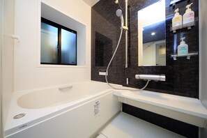 Kombination af bruser/badekar, gratis toiletartikler, hårtørrer