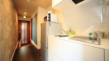 Fridge, microwave, stovetop, electric kettle