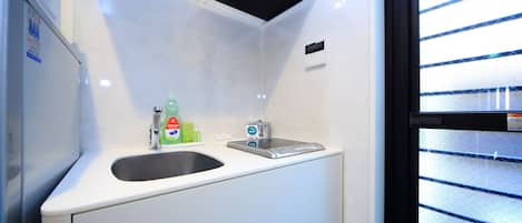 Réfrigérateur, micro-ondes, plaque de cuisson, bouilloire électrique