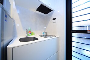 Geladeira, micro-ondas, cooktop, chaleira elétrica