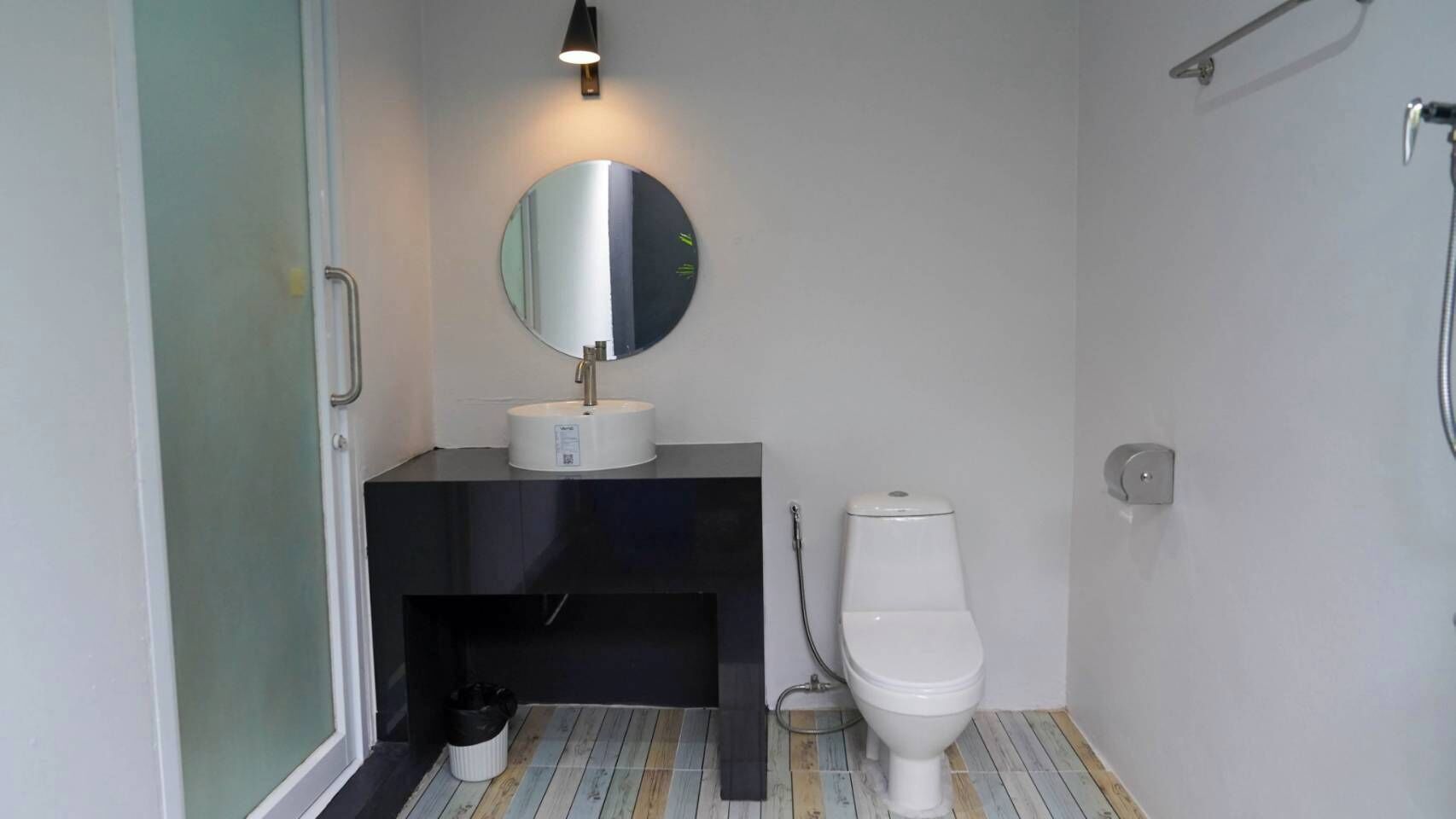Standard Double Room | Bathroom | Shower, free toiletries, towels