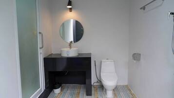 Standard Double Room | Bathroom | Shower, free toiletries, towels