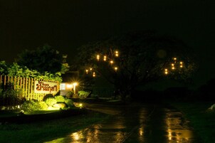 住宿正面 - 傍晚/夜晚