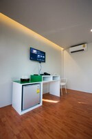 办公桌、免费 WiFi