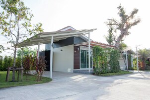 办公桌、免费 WiFi