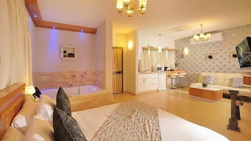 Luxury Suite | Desk, iron/ironing board, rollaway beds, free WiFi