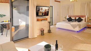 Luxury Suite | Desk, iron/ironing board, rollaway beds, free WiFi