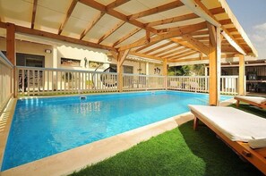 Kolam renang indoor dan kolam renang outdoor, dengan kursi berjemur