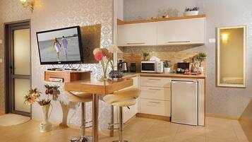 Lemari es, microwave, kompor, dan mesin espresso