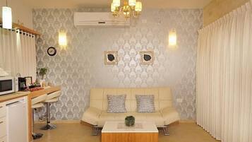 Luxury Suite | Living area | Flat-screen TV
