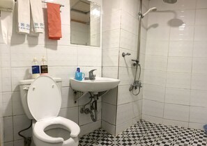 Habitación estándar doble | Baño | Ducha y toallas