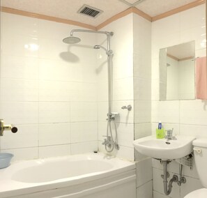 Standard Double Room | Bathroom | Shower, towels - J Motel (Busan)