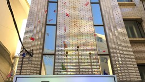 Un edificio con un cartel que dice "J Motel" y fachada de ladrillo.