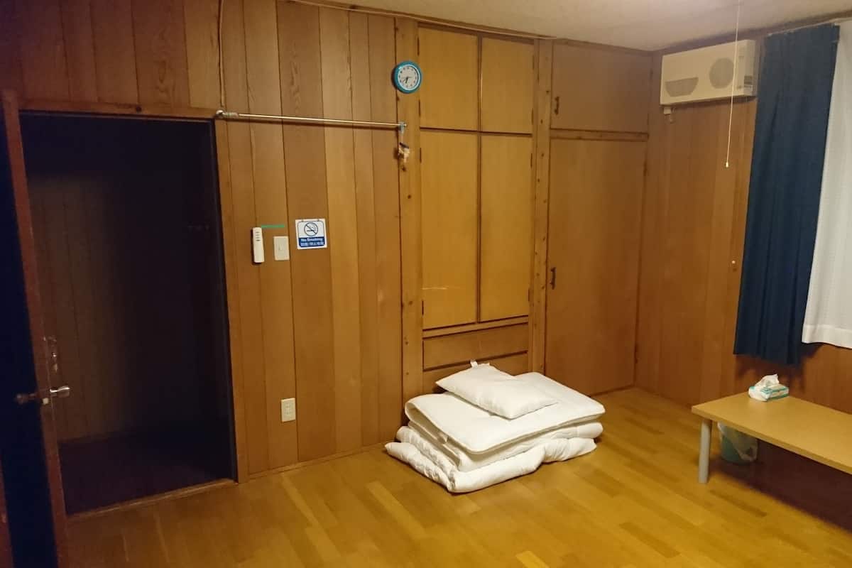 Room, Shared Bathroom (103) | Desk, WiFi (free)