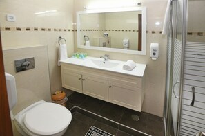 Shower, free toiletries, towels - Avi's Suites - 44 Hativat Hanegev (Eilat)