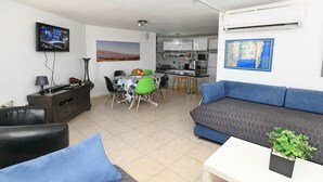 Economy Apartment, 1 Bedroom | In-room dining - Avi's Suites - 44 Hativat Hanegev (Eilat)