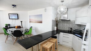 Coffee/tea maker, full-sized fridge, microwave, oven - Avi's Suites - 44 Hativat Hanegev (Eilat)