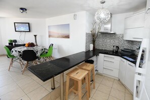 Großer Kühlschrank, Mikrowelle, Ofen, Herdplatte