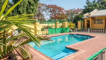 Kolam renang outdoor