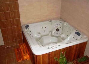 Banyera d'hidromassatge coberta