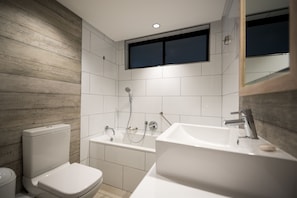 Appartement, 3 chambres, cÎté jardin | Salle de bain | Ensemble douche/baignoire, serviettes fournies