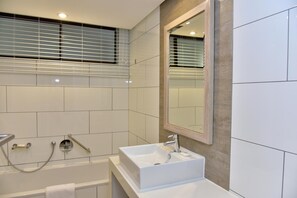 Combined shower/tub, towels - La Lucia Sands (Umhlanga)