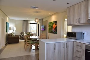 Apartamento, 3 quartos, no jardim | Cozinha privada | Geladeira grande, micro-ondas, fogão, cooktop