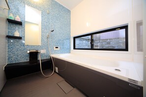 Maison (Whole) | Salle de bain | Baignoire et douche séparées, baignoire profonde