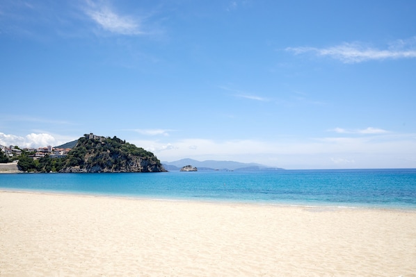 On the beach, sun-loungers, beach umbrellas, beach towels - Parga Beach Resort (Parga)