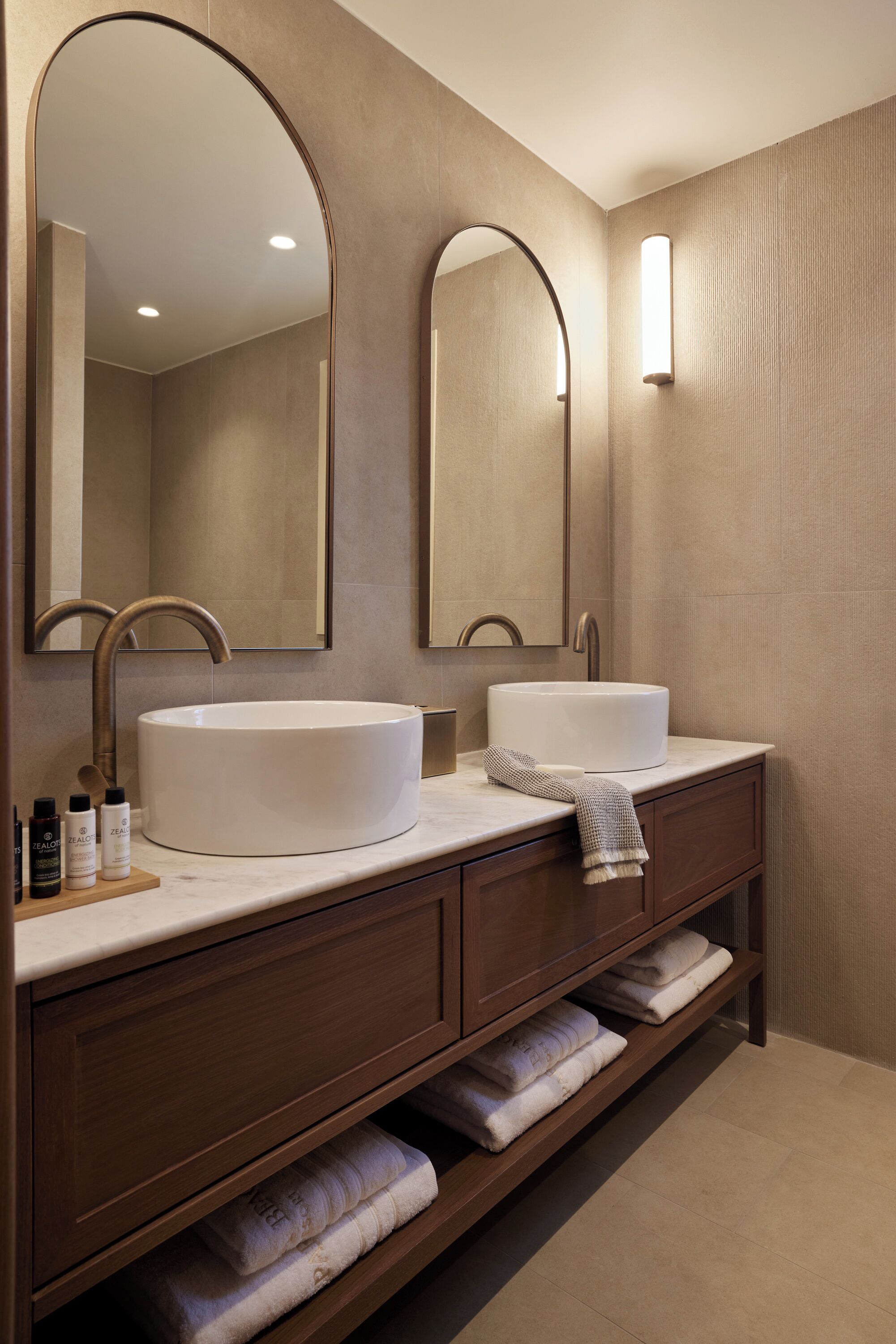 2 bedrooms, premium bedding, pillow-top beds, minibar