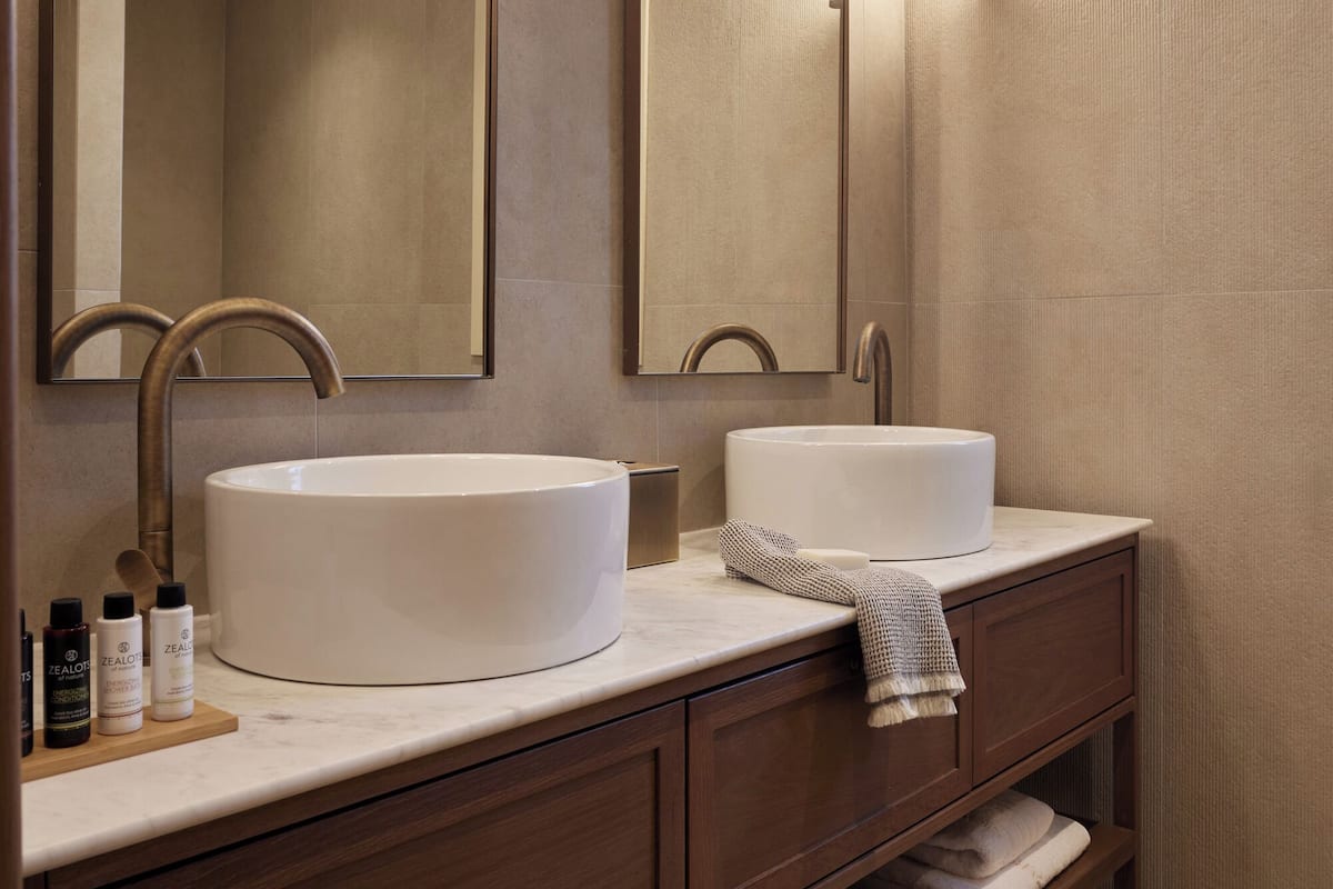 2 bedrooms, premium bedding, pillow-top beds, minibar