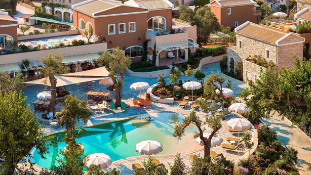 Et resort med swimmingpool, liggestole og parasoller.