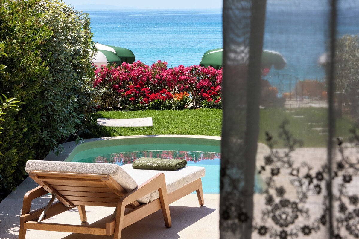Beachfront Bliss Suite with Private Pool | Premium bedding, pillowtop beds, minibar, in-room safe
