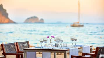 Petit déjeuner, déjeuner et dßner servis sur place, vue sur la plage