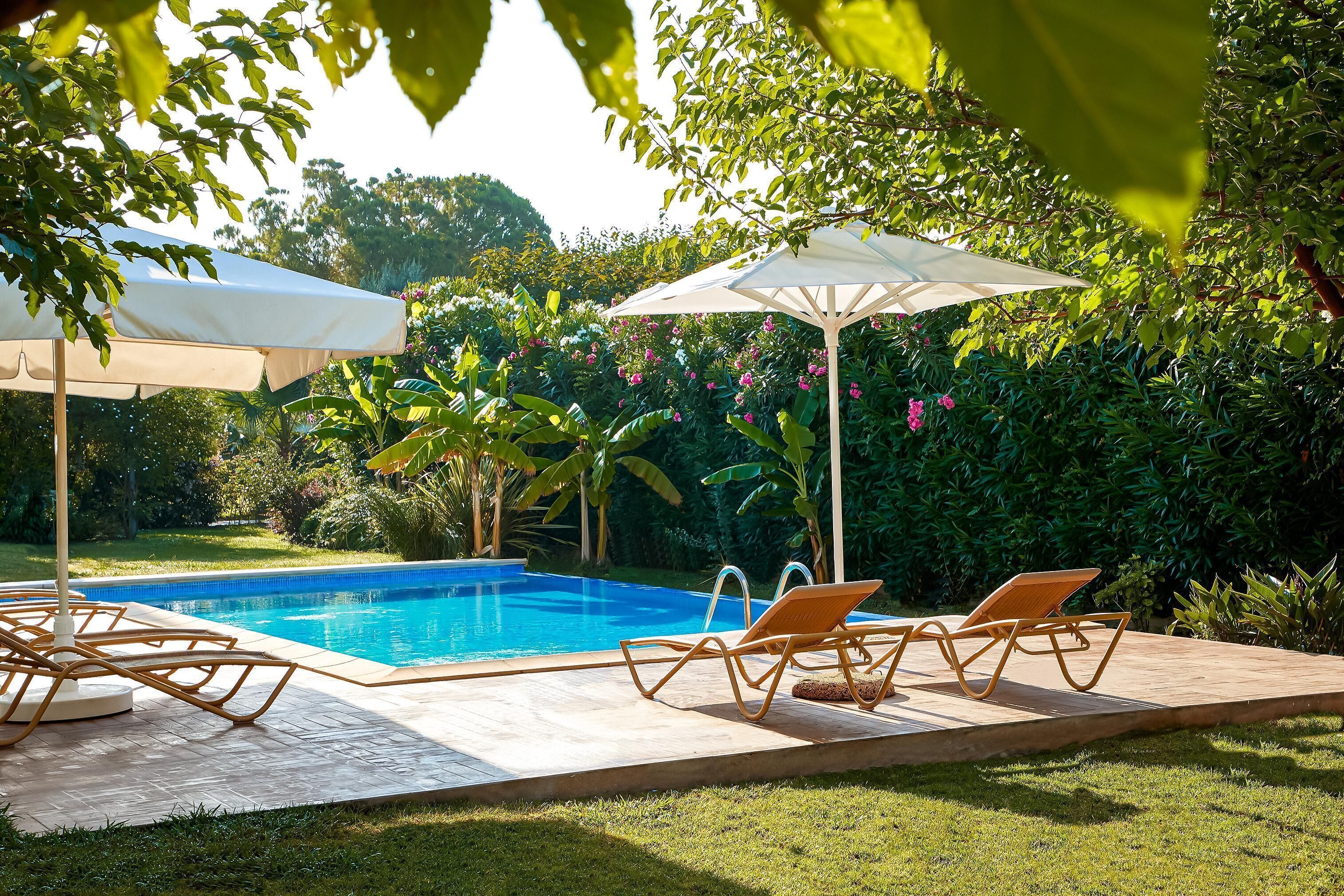 7 outdoor pools, pool loungers