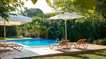 7 outdoor pools, pool loungers