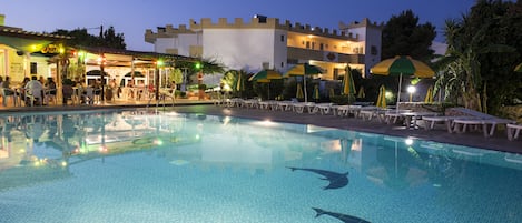 2 piscines extérieures, parasols de plage, chaises longues