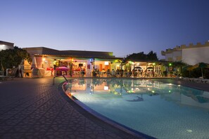 2 albercas al aire libre, sombrillas en la alberca y camastros