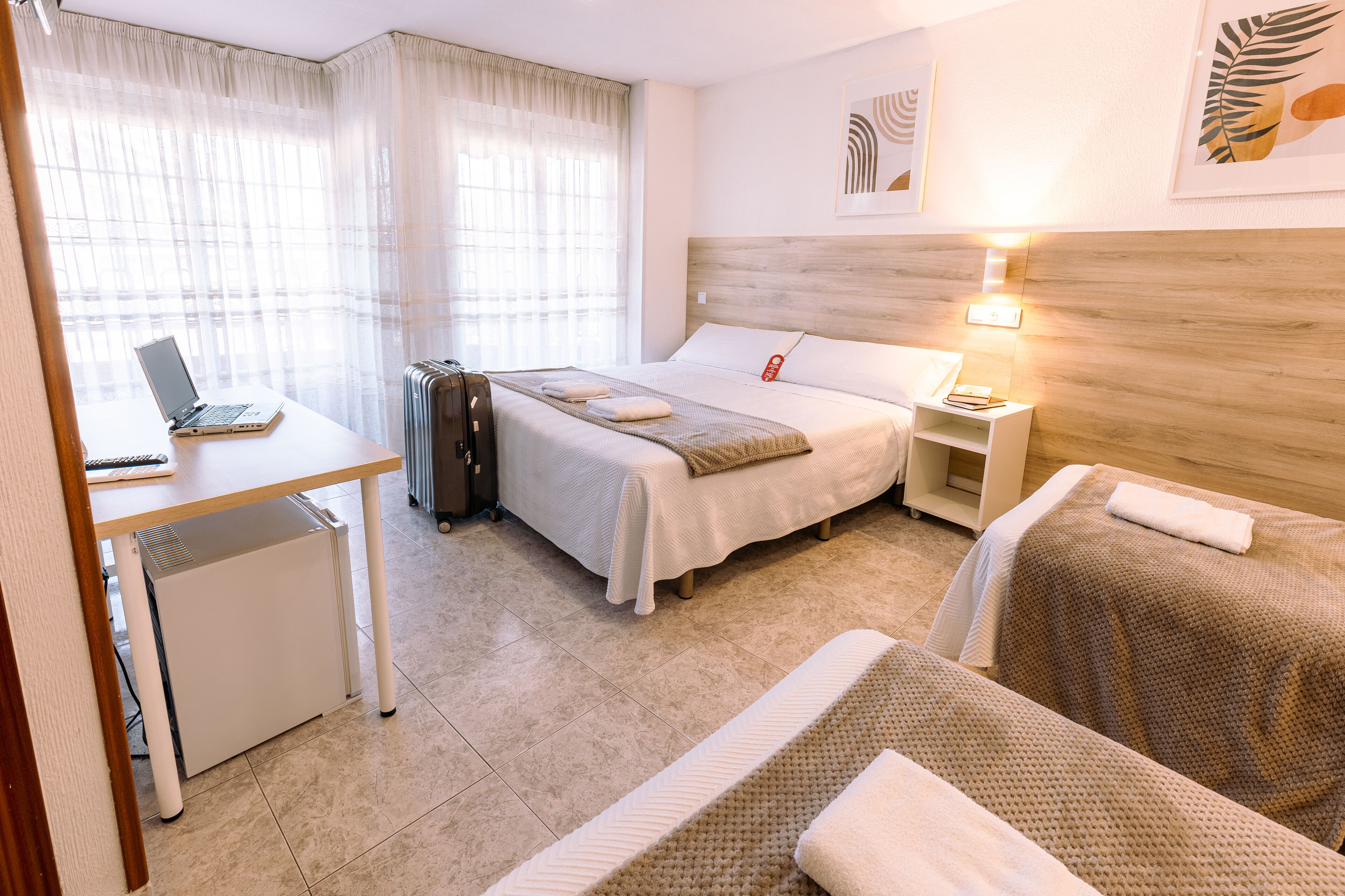 Familie vierpersoonskamer | Een kluis op de kamer, verduisterende gordijnen, gratis wifi, beddengoed