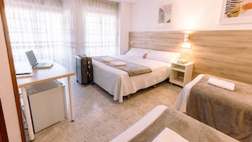 Familie vierpersoonskamer | Een kluis op de kamer, verduisterende gordijnen, gratis wifi, beddengoed