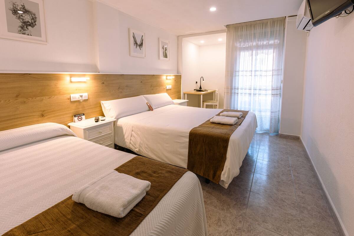 雙床房 (with extra bed) | 房內夾萬、遮光窗簾/窗簾、免費 Wi-Fi、床單