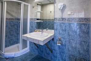 Shower, free toiletries, hair dryer, towels - Hostal Gran Vía (Pinto)