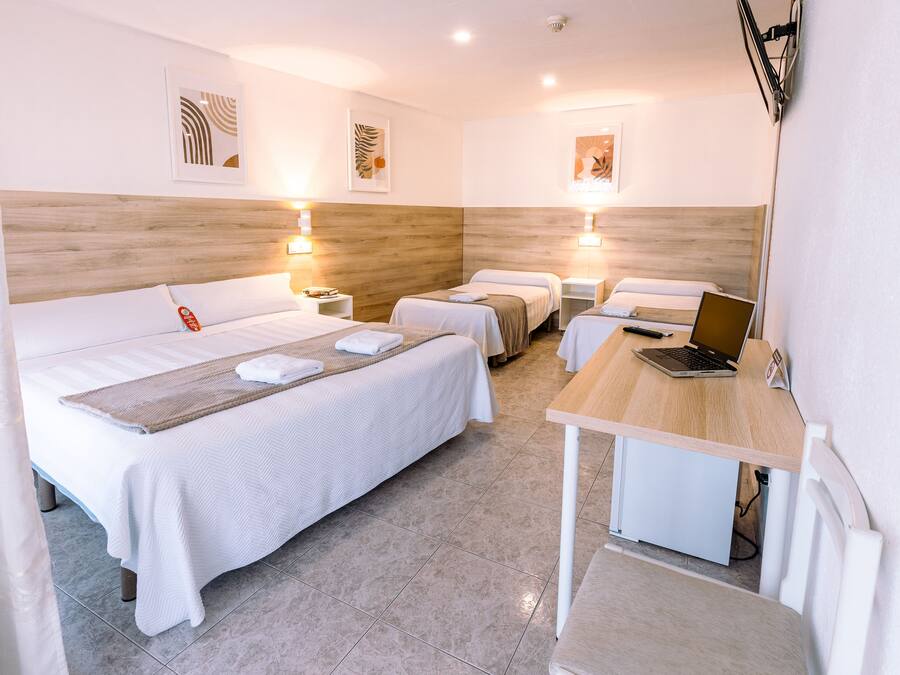 Phòng 4 dành cho gia đình | Két bảo mật tại phòng, màn/rèm cản sáng