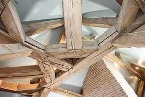 Suite – comfort, eget bad, hageutsikt (Les Tilleuls) | Sengetøy av topp kvalitet, skrivebord, wi-fi (inkludert) og sengetøy