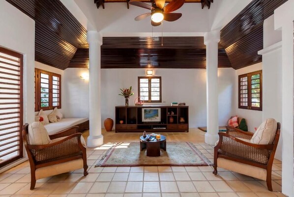 Private Villa with 1 Bedroom | Wohnbereich | 50-Zoll-Flachbildfernseher mit Satellitenempfang, Fernseher