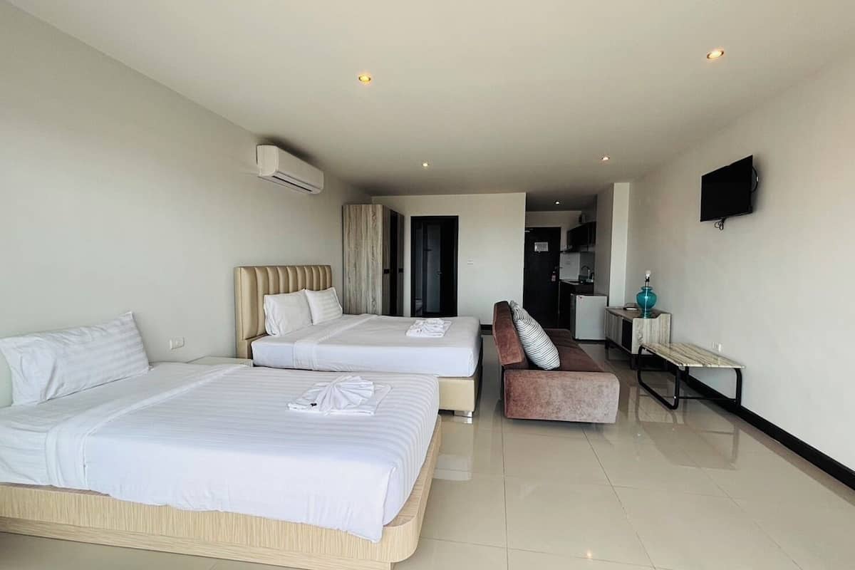 Deluxe Triple Room, Sea View | 1 bedroom, in-room safe, individually decorated, individually furnished